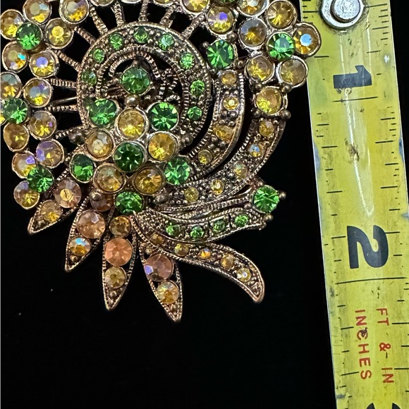 Beautiful Vintage Brooch adorning Vibrant Green and Pink Rhinestones - Picture 3 of 4